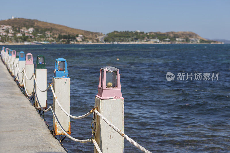 在土耳其伊兹密尔附近的cesme urla海岸，装饰多彩的看台